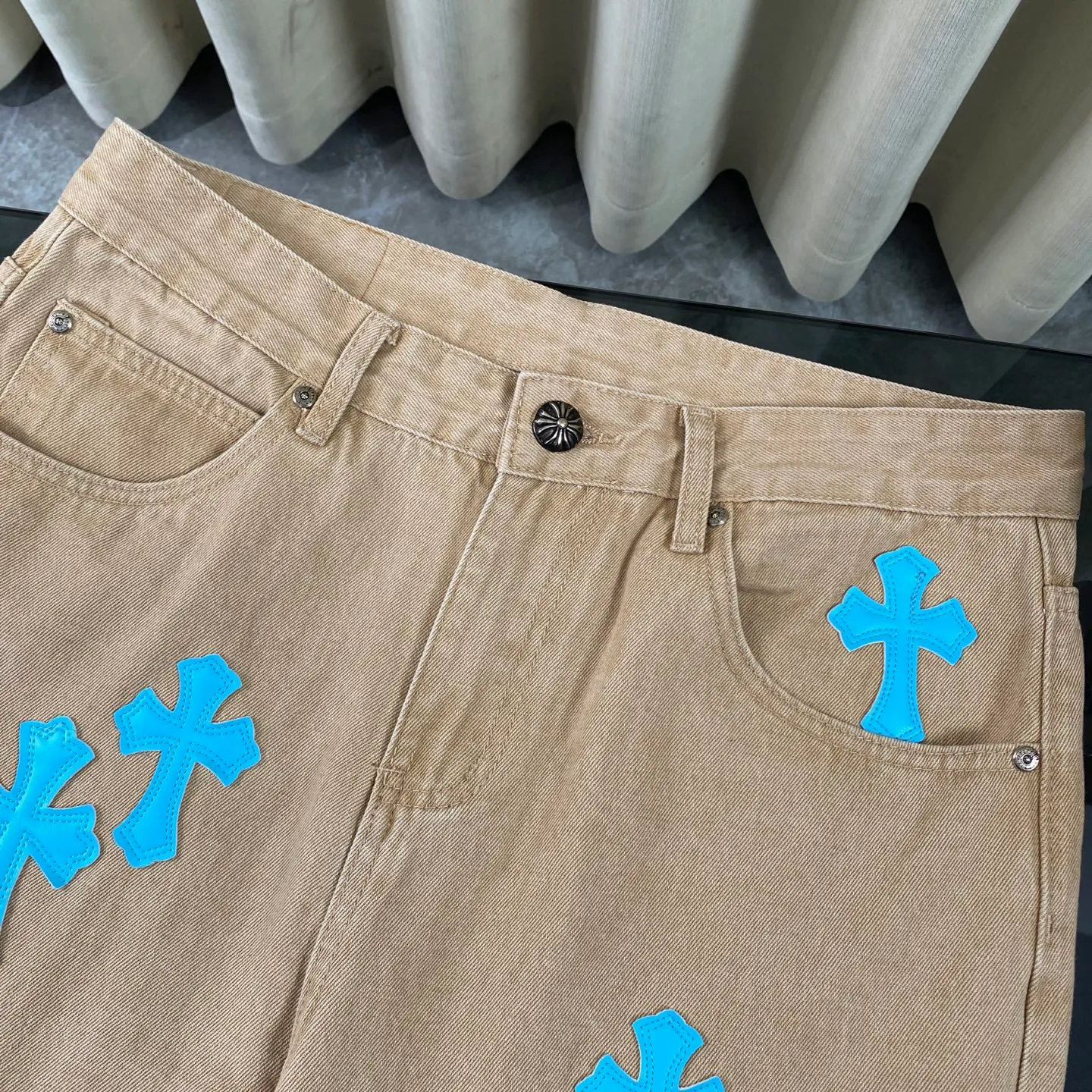P240 CH Chromehearts Miami-limited fluorescent blue cross-patched khaki jeans, priced at 34W, patched with cross-patterns, washed jeans! ! An absolutely high-end luxury product, a 1.9W-level god-level single product, a super popular product, made by top heavy industry, a magic weapon that cannot be missed! [About Zangyin] This is an extremely luxurious fashion brand that can also be called the aristocracy of the high street. It has always been an exclusive brand for some hipsters or rich second generations. Compared with ordinary high streets, it is more luxurious and noble. Compared with luxury brands, it is more fashionable and individual. It has always been a brand that I have a special liking for. [Top heavy industry fashion design] Consistently high-street luxury style. Speaking of this style, the Zangyin family and GU family are definitely the leading representative brands. Especially the Zangyin family has really achieved a state-of-the-art effect in creating high-street style. The unique washed material is used to create this style. The color system is already quite eye-catching. After it is decorated with patchwork cross flowers, it cleverly highlights the charm of the brand. Secondly, this style uses classic The high-waist cutting design highlights the long legs and fashionable temperament of the upper body. The brand is highly recognizable and the slim fit configuration is more suitable for daily wear. It is a product that interprets personality, fashion, and specifications at a glance. This single product is enough to make any fan excited. It can be a white T-shirt for a youthful college style, or a tight suspender for a royal style. It has strong matching ability and can be easily controlled by men.  [Materials and craftsmanship] Needless to say, this point goes without saying. As an excellent craftsman brand, Zangyin’s requirements for details and craftsmanship are really perfect. The washed color of this model has gone through so many processes, not to mention the embellishment of denim appliques. It is also purely hand-made and sewn. Just like what they believe in, only hand-made things have soul and have the meaning of wear. A top-notch heavy-duty fashionable denim item, I look forward to your perfect interpretation! !  Color: Khaki Size: 28-34